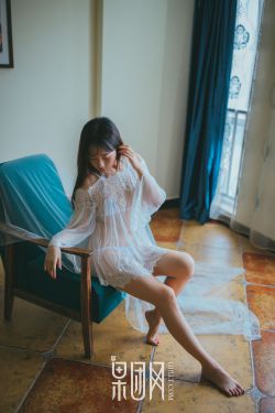 夜晚他拉我到没人的地方